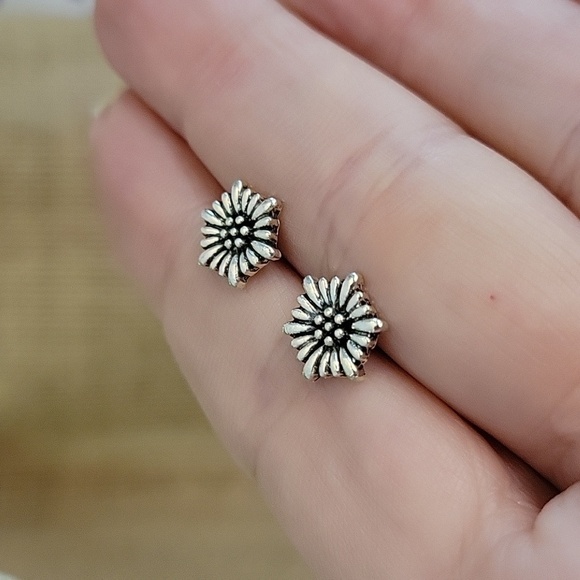🔥LAST PAIR🔥 Boho Blossom Stud Earrings - Picture 3 of 7